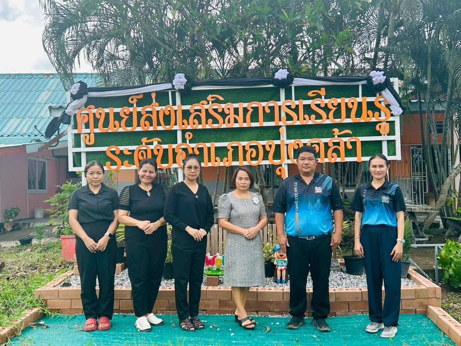 ปรับภูมิทัศน์  ประดับผ้าขาวดำ วันอังคารที่ ๑๖ มิถุนายน ๒๕๖๙
